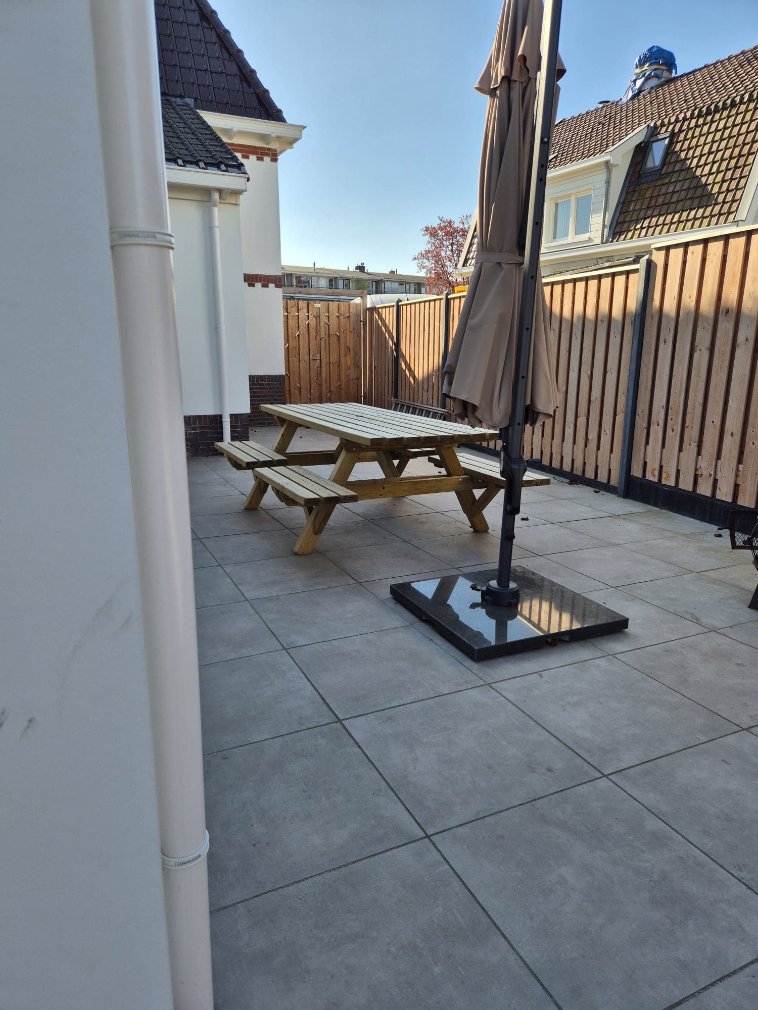 Eigen terras met picknicktafel
